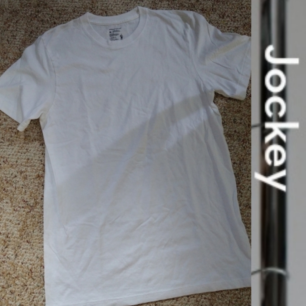 6/$15 Size M white Jockey V a t-shirt like new